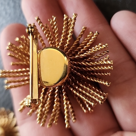VTG brooch & clip earring set - Picture 11 of 12